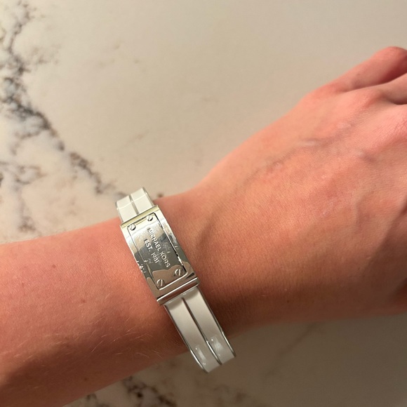 White enamel Michael Kors bracelet - Picture 1 of 5
